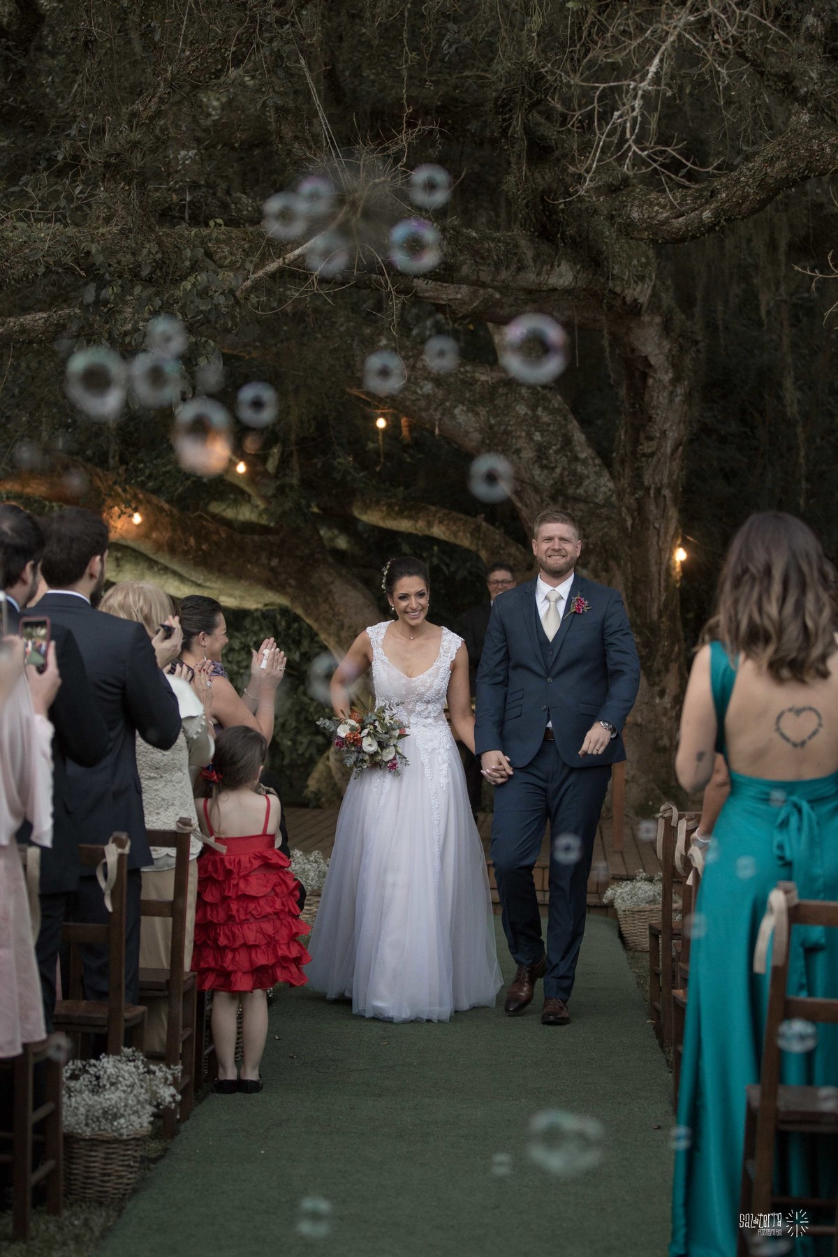 casamento ao ar livre sitio da figueira com luzinhas de dia fotografo de casamento porto alegre RS organizacao welove decoracao tais puntel vestido da noiva atelie sandra ferraz sal da terra fotografia saida com bolhas de sabao