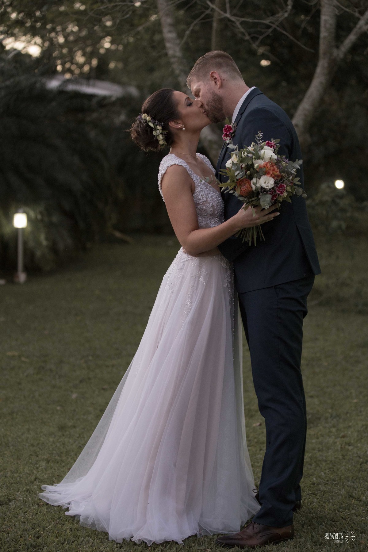 casamento ao ar livre sitio da figueira com luzinhas de dia fotografo de casamento porto alegre RS organizacao welove decoracao tais puntel vestido da noiva atelie sandra ferraz sal da terra fotografia amora flores 