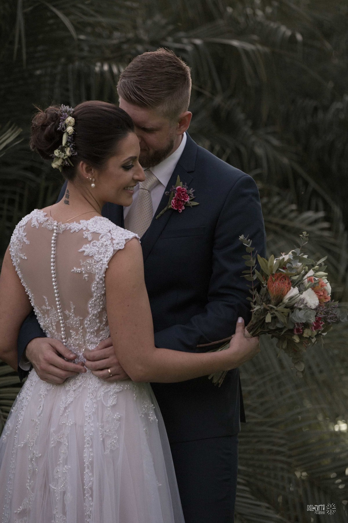 casamento ao ar livre sitio da figueira com luzinhas de dia fotografo de casamento porto alegre RS organizacao welove decoracao tais puntel vestido da noiva atelie sandra ferraz sal da terra fotografia amora flores 