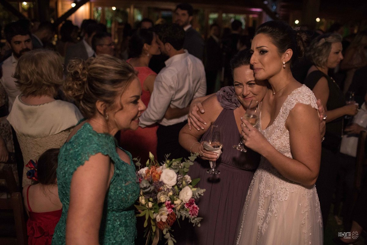 casamento ao ar livre sitio da figueira com luzinhas de dia fotografo de casamento porto alegre RS organizacao welove decoracao tais puntel vestido da noiva atelie sandra ferraz sal da terra fotografia amora flores 
