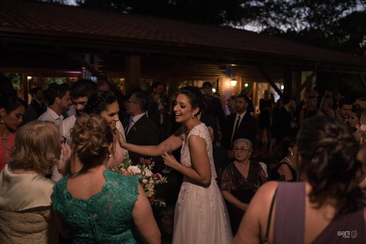 casamento ao ar livre sitio da figueira com luzinhas de dia fotografo de casamento porto alegre RS organizacao welove decoracao tais puntel vestido da noiva atelie sandra ferraz sal da terra fotografia amora flores 