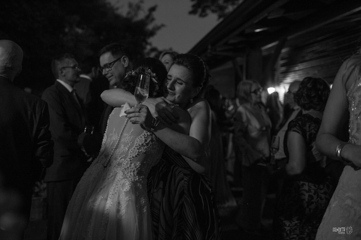 casamento ao ar livre sitio da figueira com luzinhas de dia fotografo de casamento porto alegre RS organizacao welove decoracao tais puntel vestido da noiva atelie sandra ferraz sal da terra fotografia amora flores 