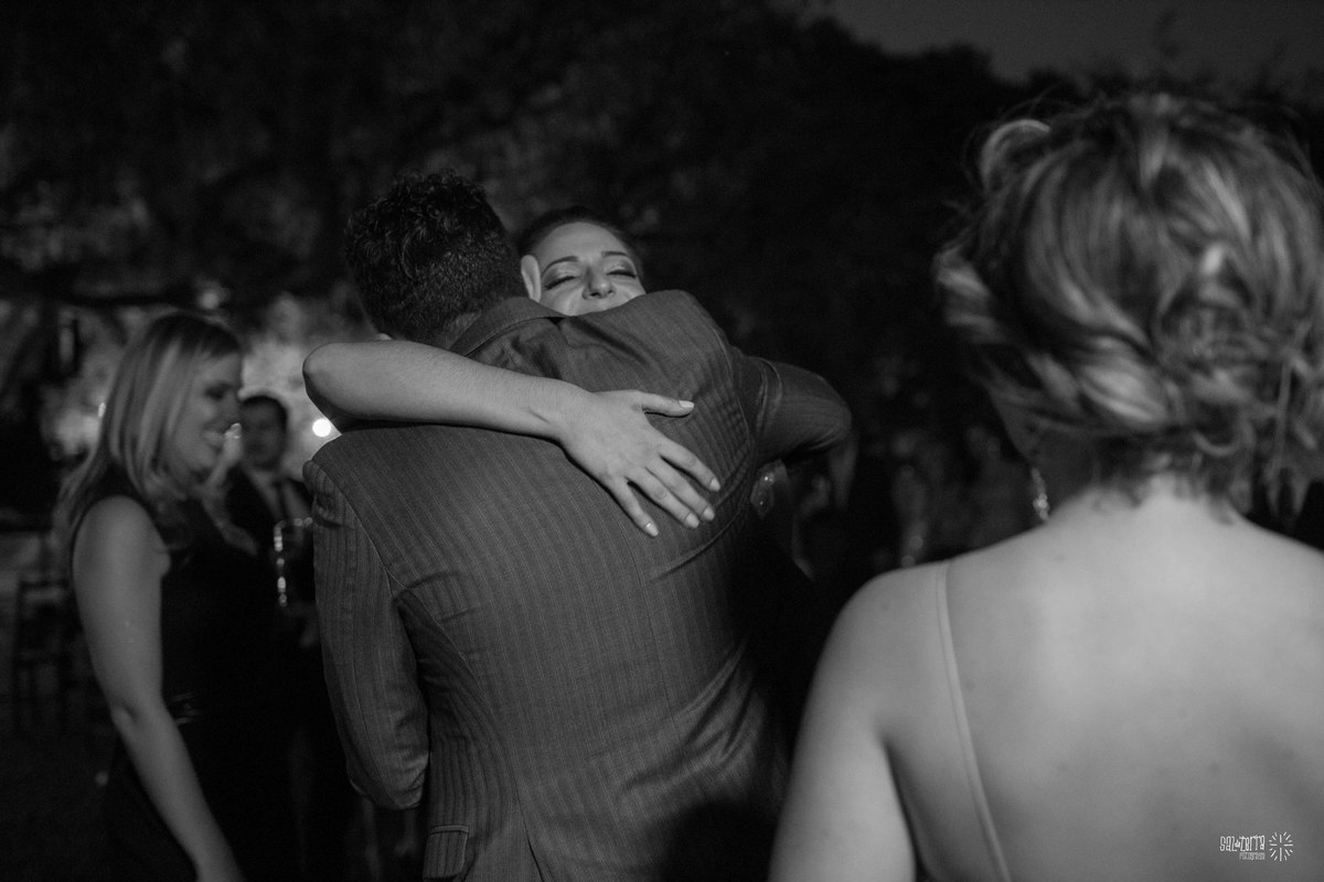 casamento ao ar livre sitio da figueira com luzinhas de dia fotografo de casamento porto alegre RS organizacao welove decoracao tais puntel vestido da noiva atelie sandra ferraz sal da terra fotografia amora flores 