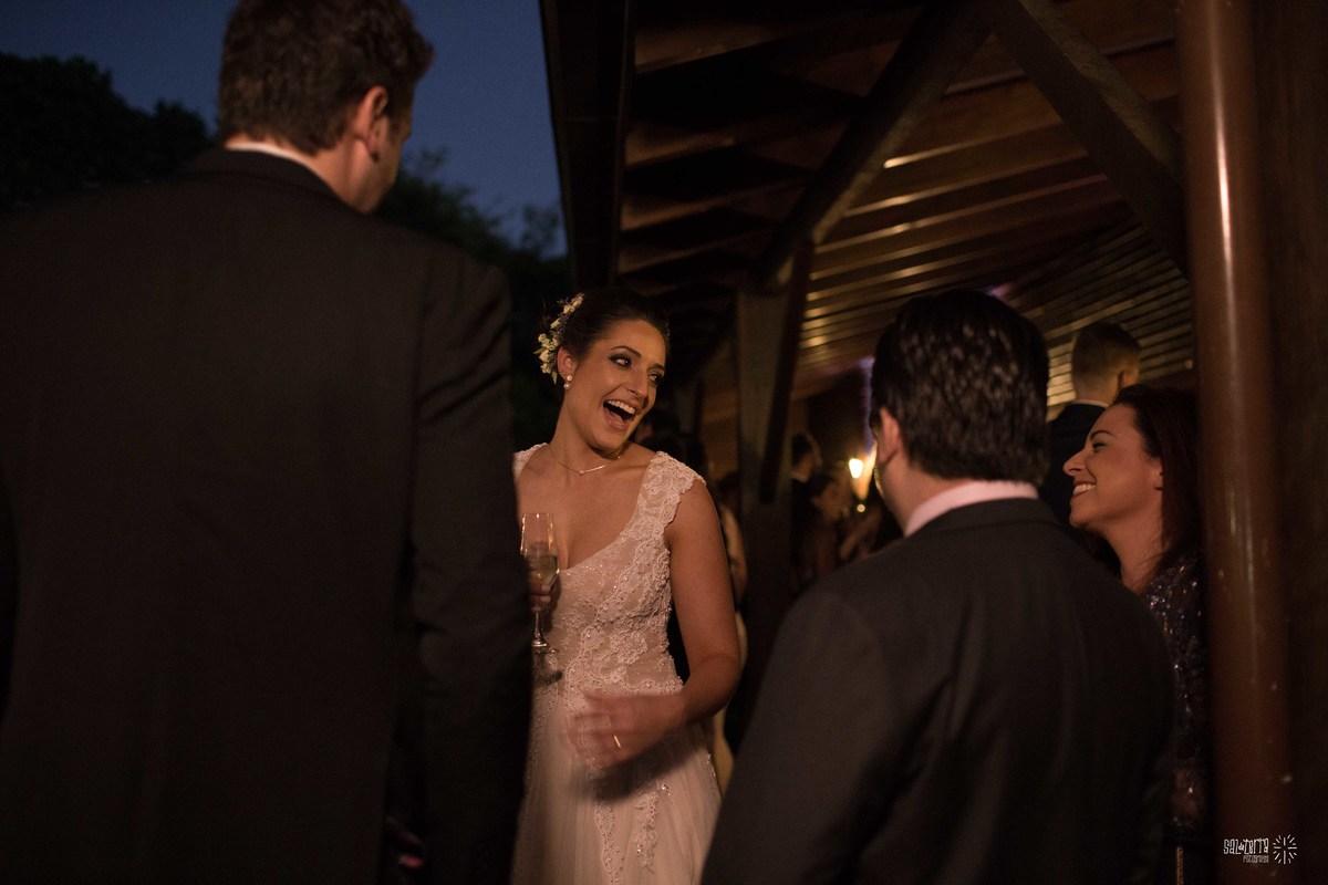 casamento ao ar livre sitio da figueira com luzinhas de dia fotografo de casamento porto alegre RS organizacao welove decoracao tais puntel vestido da noiva atelie sandra ferraz sal da terra fotografia amora flores 