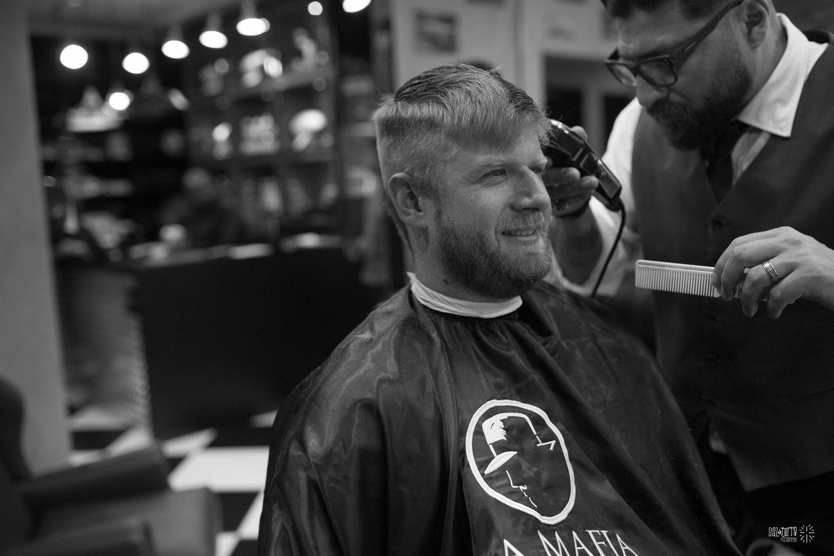 making of noivo dia do noivo com padrinhos barbearia la mafia fotografo de casamento porto alegre