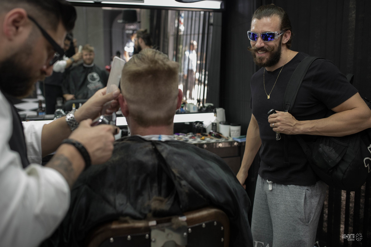 making of noivo dia do noivo com padrinhos barbearia la mafia fotografo de casamento porto alegre