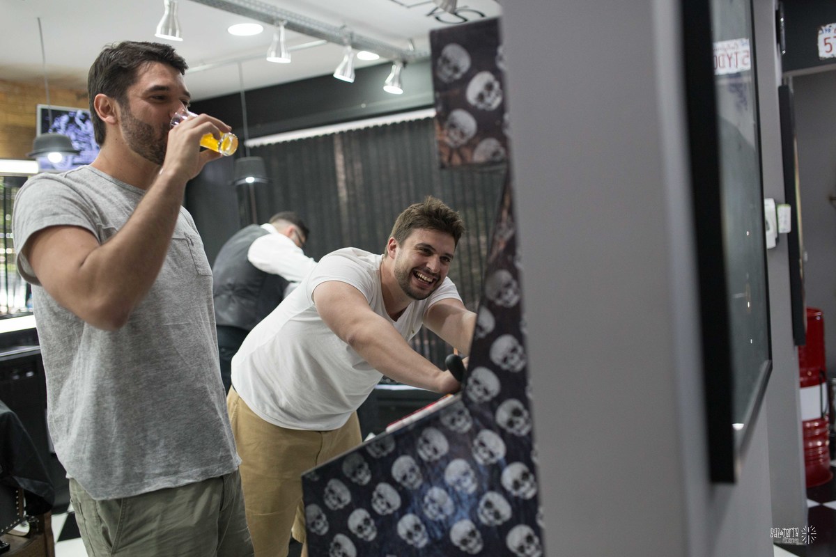 making of noivo dia do noivo com padrinhos barbearia la mafia fotografo de casamento porto alegre