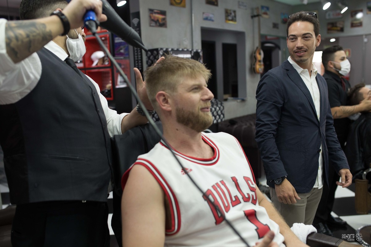 making of noivo dia do noivo com padrinhos barbearia la mafia fotografo de casamento porto alegre