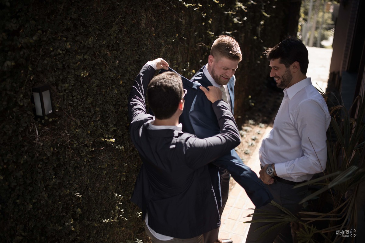 making of noivo dia do noivo com padrinhos barbearia la mafia fotografo de casamento porto alegre