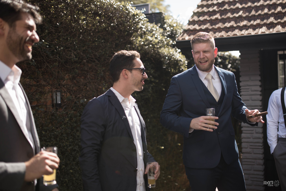 making of noivo dia do noivo com padrinhos barbearia la mafia fotografo de casamento porto alegre