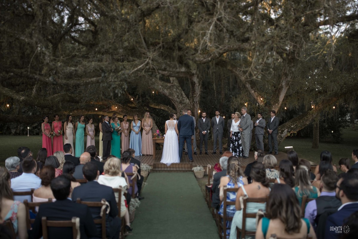 casamento ao ar livre sitio da figueira com luzinhas de dia fotografo de casamento porto alegre RS organizacao welove decoracao tais puntel vestido da noiva atelie sandra ferraz sal da terra fotografia