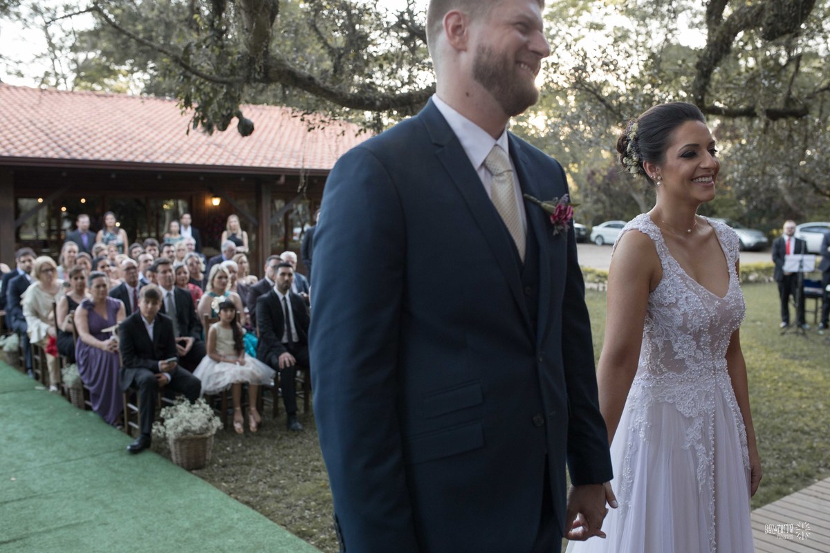 casamento ao ar livre sitio da figueira com luzinhas de dia fotografo de casamento porto alegre RS organizacao welove decoracao tais puntel vestido da noiva atelie sandra ferraz sal da terra fotografia