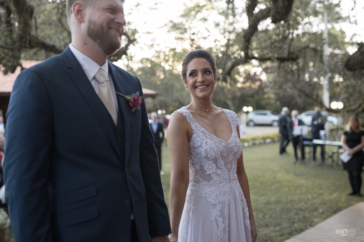 casamento ao ar livre sitio da figueira com luzinhas de dia fotografo de casamento porto alegre RS organizacao welove decoracao tais puntel vestido da noiva atelie sandra ferraz sal da terra fotografia