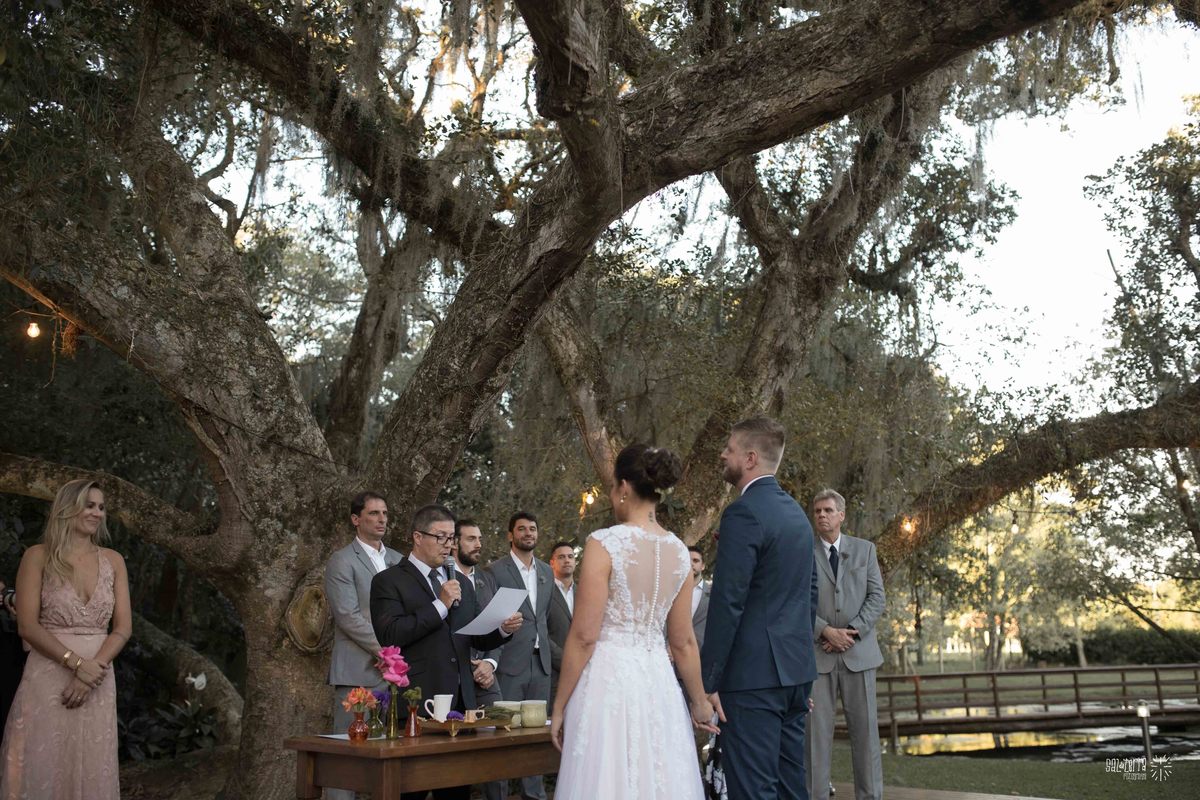 casamento ao ar livre sitio da figueira com luzinhas de dia fotografo de casamento porto alegre RS organizacao welove decoracao tais puntel vestido da noiva atelie sandra ferraz sal da terra fotografia