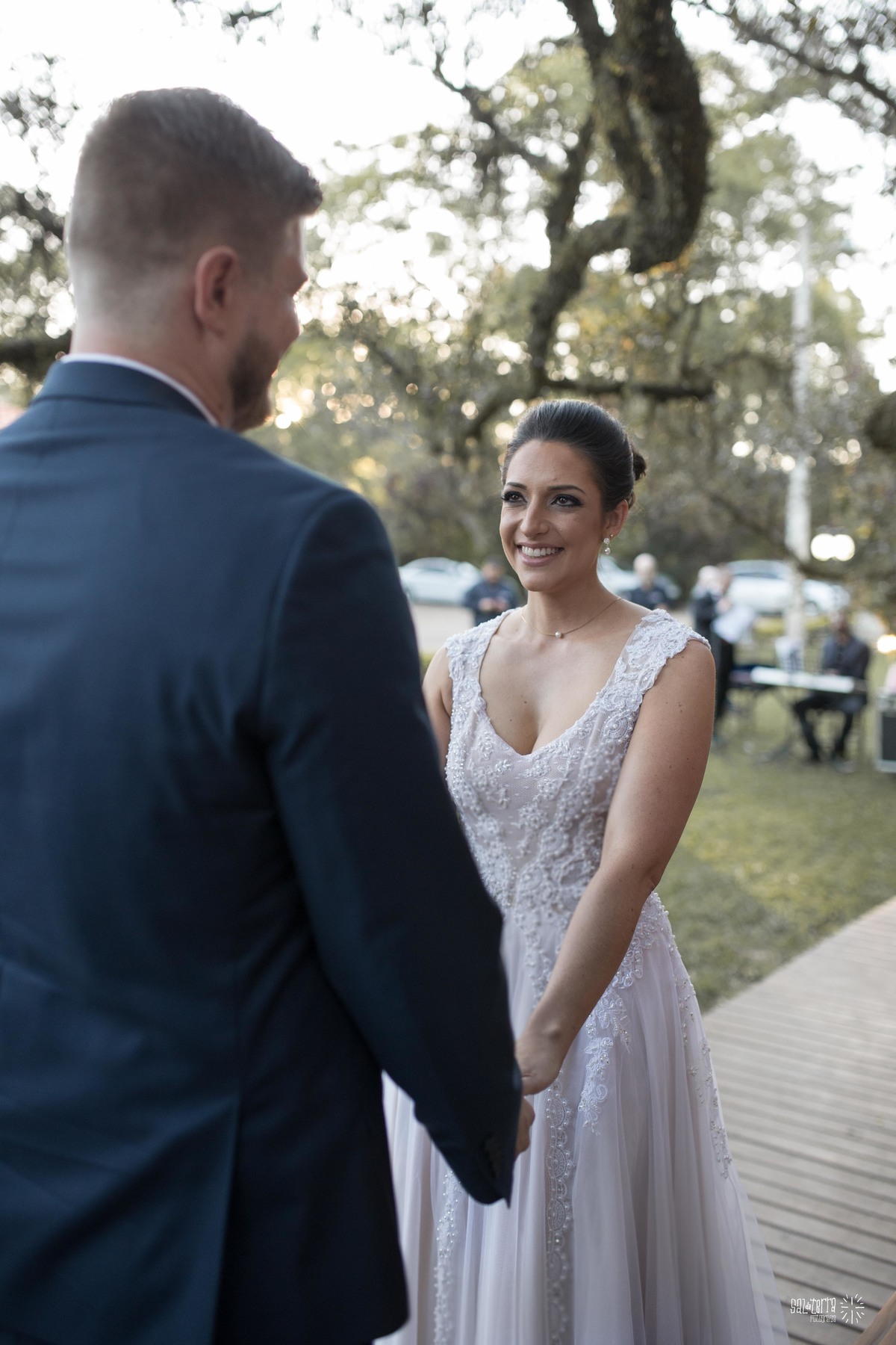 casamento ao ar livre sitio da figueira com luzinhas de dia fotografo de casamento porto alegre RS organizacao welove decoracao tais puntel vestido da noiva atelie sandra ferraz sal da terra fotografia