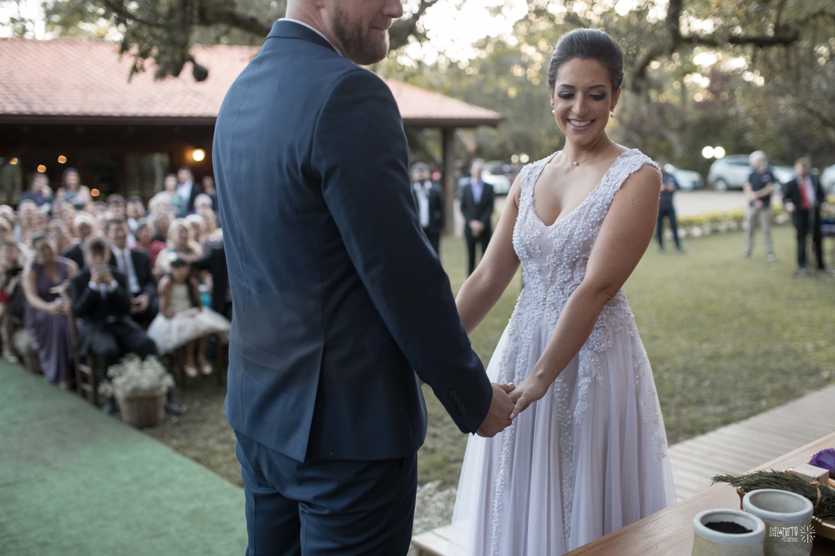 casamento ao ar livre sitio da figueira com luzinhas de dia fotografo de casamento porto alegre RS organizacao welove decoracao tais puntel vestido da noiva atelie sandra ferraz sal da terra fotografia
