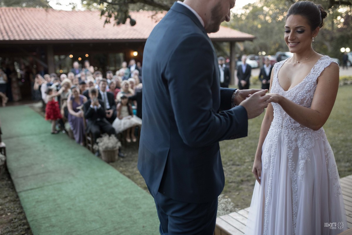 casamento ao ar livre sitio da figueira com luzinhas de dia fotografo de casamento porto alegre RS organizacao welove decoracao tais puntel vestido da noiva atelie sandra ferraz sal da terra fotografia
