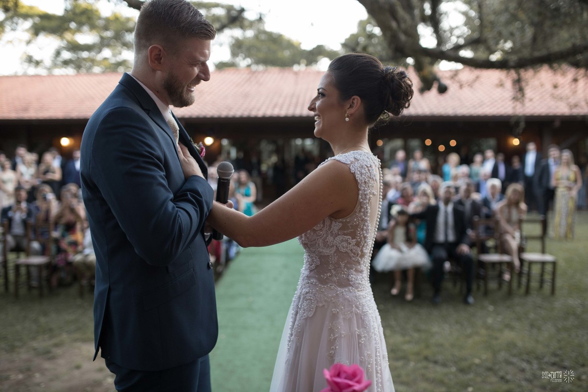 casamento ao ar livre sitio da figueira com luzinhas de dia fotografo de casamento porto alegre RS organizacao welove decoracao tais puntel vestido da noiva atelie sandra ferraz sal da terra fotografia