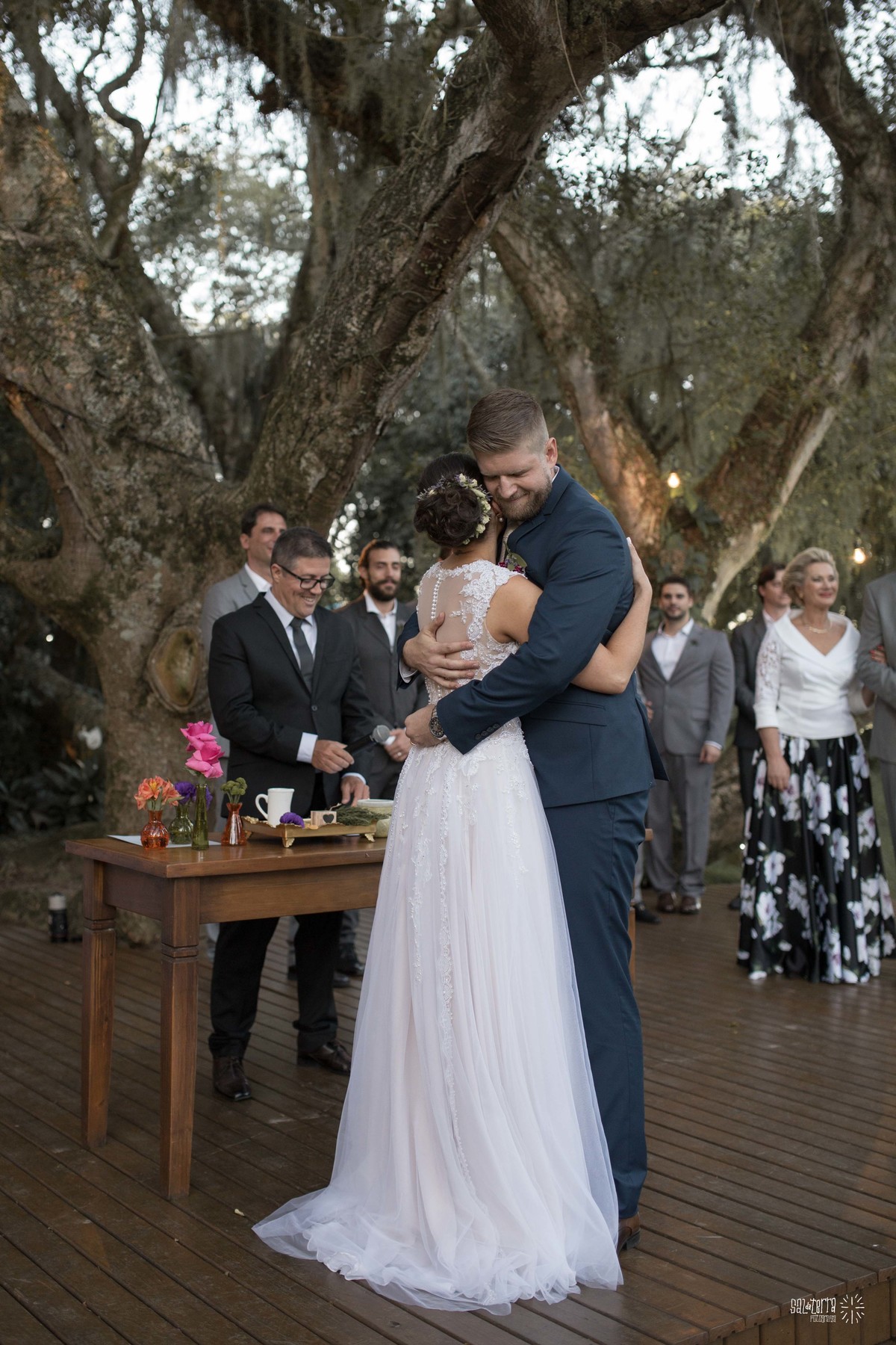 casamento ao ar livre sitio da figueira com luzinhas de dia fotografo de casamento porto alegre RS organizacao welove decoracao tais puntel vestido da noiva atelie sandra ferraz sal da terra fotografia