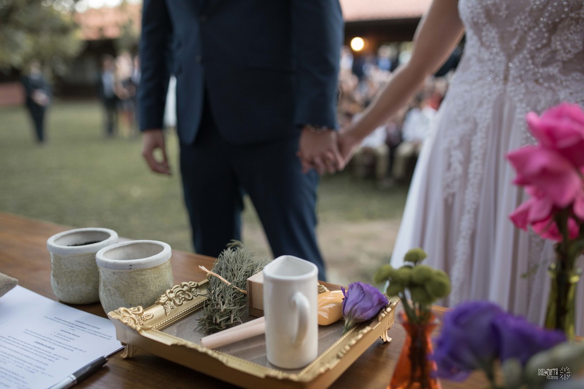 casamento ao ar livre sitio da figueira com luzinhas de dia fotografo de casamento porto alegre RS organizacao welove decoracao tais puntel vestido da noiva atelie sandra ferraz sal da terra fotografia