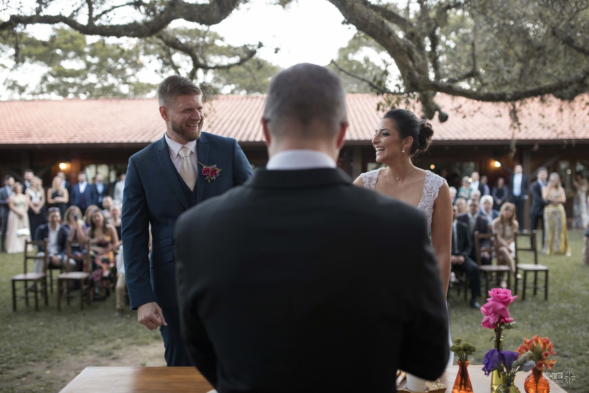 casamento ao ar livre sitio da figueira com luzinhas de dia fotografo de casamento porto alegre RS organizacao welove decoracao tais puntel vestido da noiva atelie sandra ferraz sal da terra fotografia
