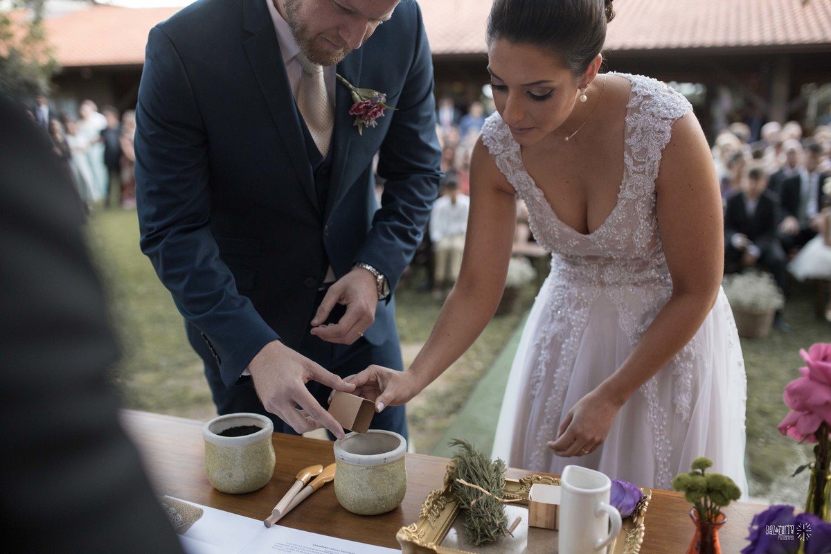 casamento ao ar livre sitio da figueira com luzinhas de dia fotografo de casamento porto alegre RS organizacao welove decoracao tais puntel vestido da noiva atelie sandra ferraz sal da terra fotografia