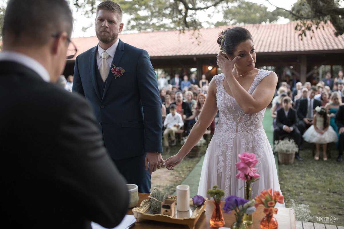 casamento ao ar livre sitio da figueira com luzinhas de dia fotografo de casamento porto alegre RS organizacao welove decoracao tais puntel vestido da noiva atelie sandra ferraz sal da terra fotografia