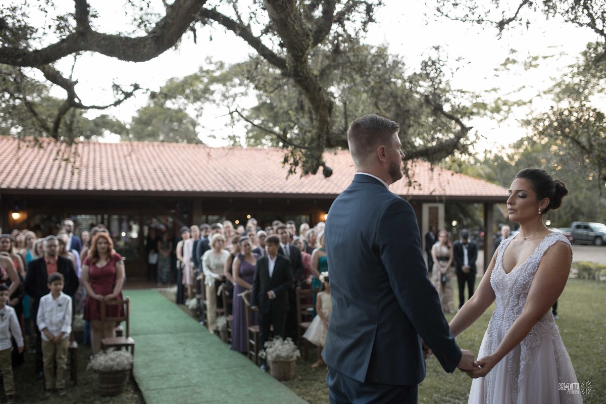 casamento ao ar livre sitio da figueira com luzinhas de dia fotografo de casamento porto alegre RS organizacao welove decoracao tais puntel vestido da noiva atelie sandra ferraz sal da terra fotografia