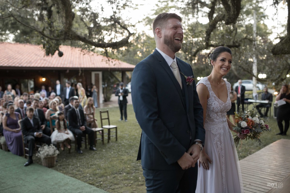 casamento ao ar livre sitio da figueira com luzinhas de dia fotografo de casamento porto alegre RS organizacao welove decoracao tais puntel vestido da noiva atelie sandra ferraz sal da terra fotografia