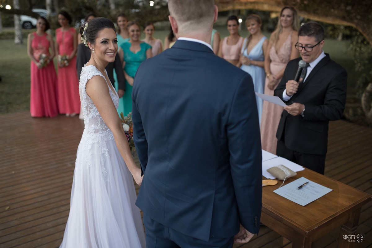 casamento ao ar livre sitio da figueira com luzinhas de dia fotografo de casamento porto alegre RS organizacao welove decoracao tais puntel vestido da noiva atelie sandra ferraz sal da terra fotografia celebrante luiz schumacher