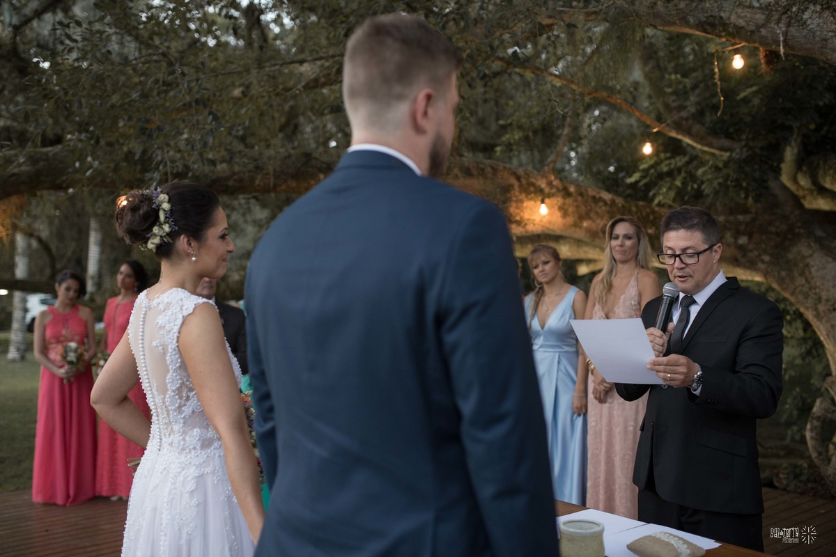casamento ao ar livre sitio da figueira com luzinhas de dia fotografo de casamento porto alegre RS organizacao welove decoracao tais puntel vestido da noiva atelie sandra ferraz sal da terra fotografia celebrante luiz schumacher