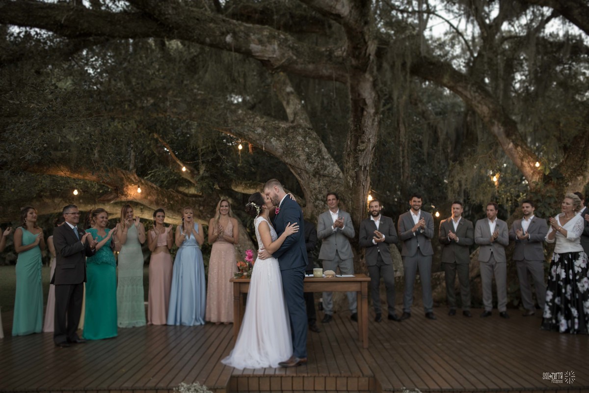 casamento ao ar livre sitio da figueira com luzinhas de dia fotografo de casamento porto alegre RS organizacao welove decoracao tais puntel vestido da noiva atelie sandra ferraz sal da terra fotografia