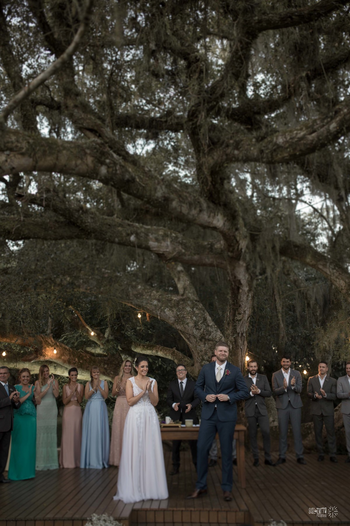 casamento ao ar livre sitio da figueira com luzinhas de dia fotografo de casamento porto alegre RS organizacao welove decoracao tais puntel vestido da noiva atelie sandra ferraz sal da terra fotografia