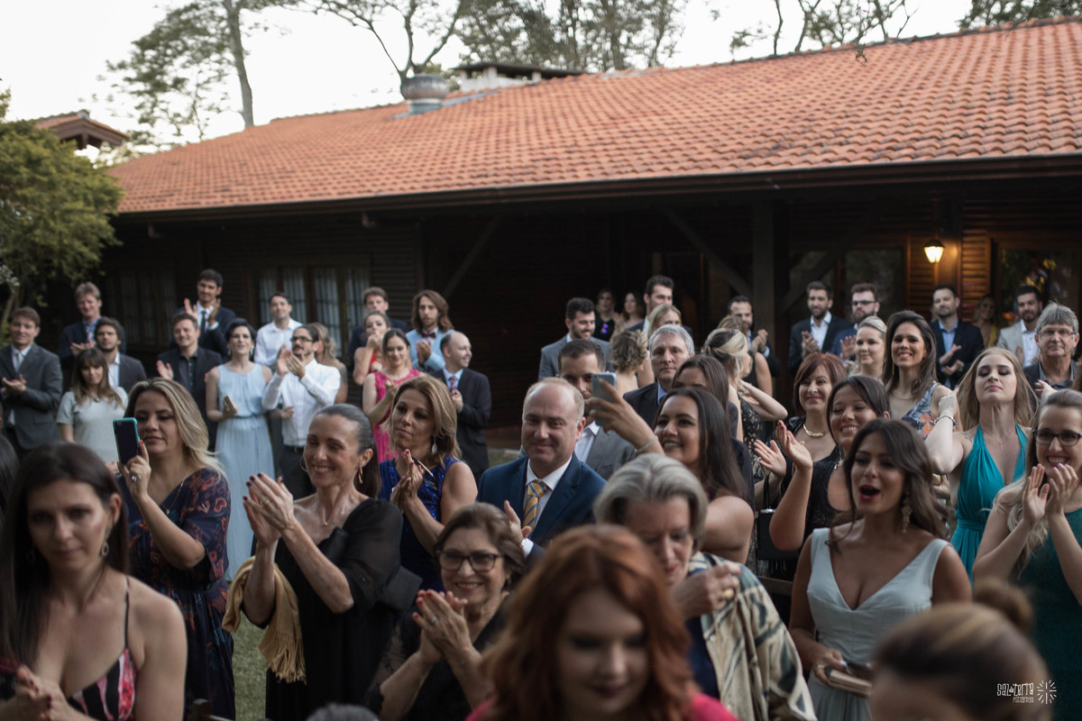 casamento ao ar livre sitio da figueira com luzinhas de dia fotografo de casamento porto alegre RS organizacao welove decoracao tais puntel vestido da noiva atelie sandra ferraz sal da terra fotografia
