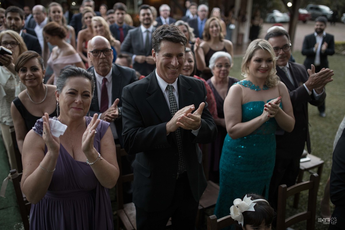 casamento ao ar livre sitio da figueira com luzinhas de dia fotografo de casamento porto alegre RS organizacao welove decoracao tais puntel vestido da noiva atelie sandra ferraz sal da terra fotografia