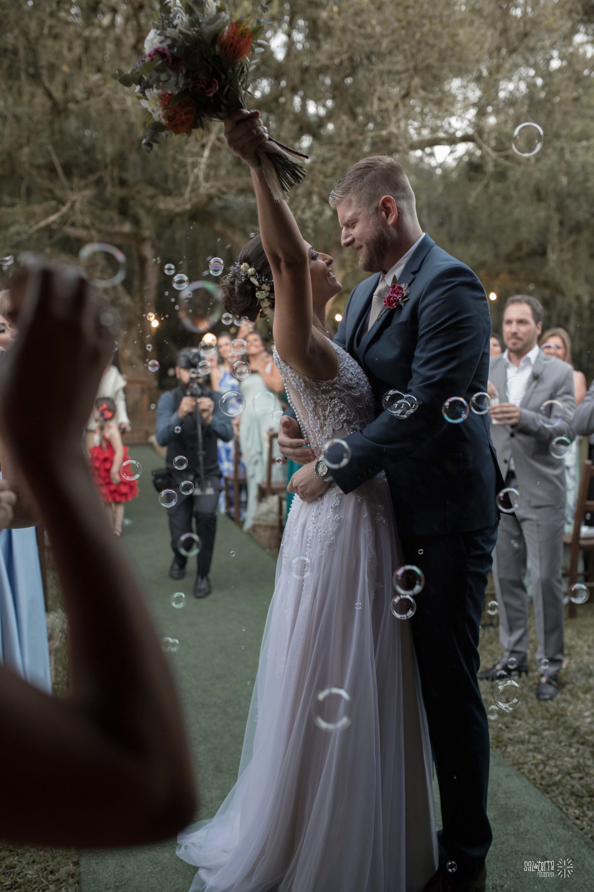 casamento ao ar livre sitio da figueira com luzinhas de dia fotografo de casamento porto alegre RS organizacao welove decoracao tais puntel vestido da noiva atelie sandra ferraz sal da terra fotografia saida com bolhas de sabao
