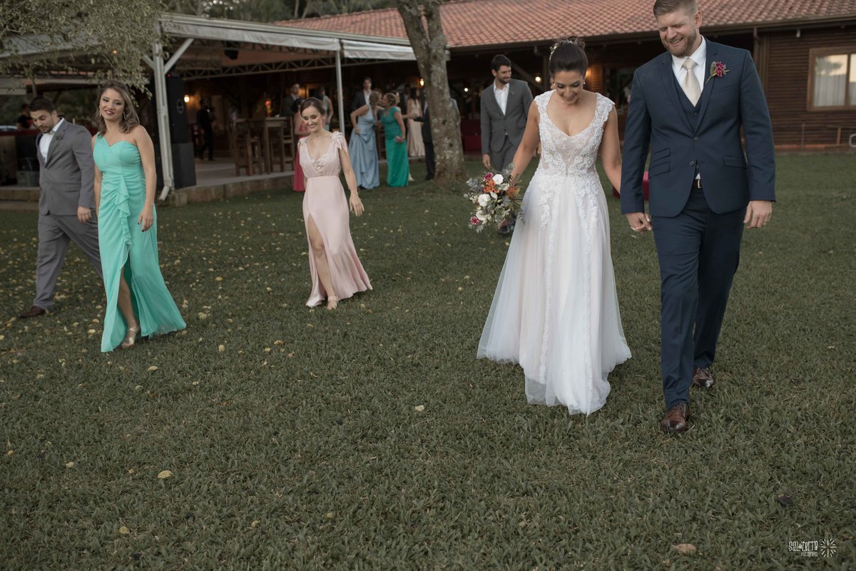 casamento ao ar livre sitio da figueira com luzinhas de dia fotografo de casamento porto alegre RS organizacao welove decoracao tais puntel vestido da noiva atelie sandra ferraz sal da terra fotografia bouquet amora flores
