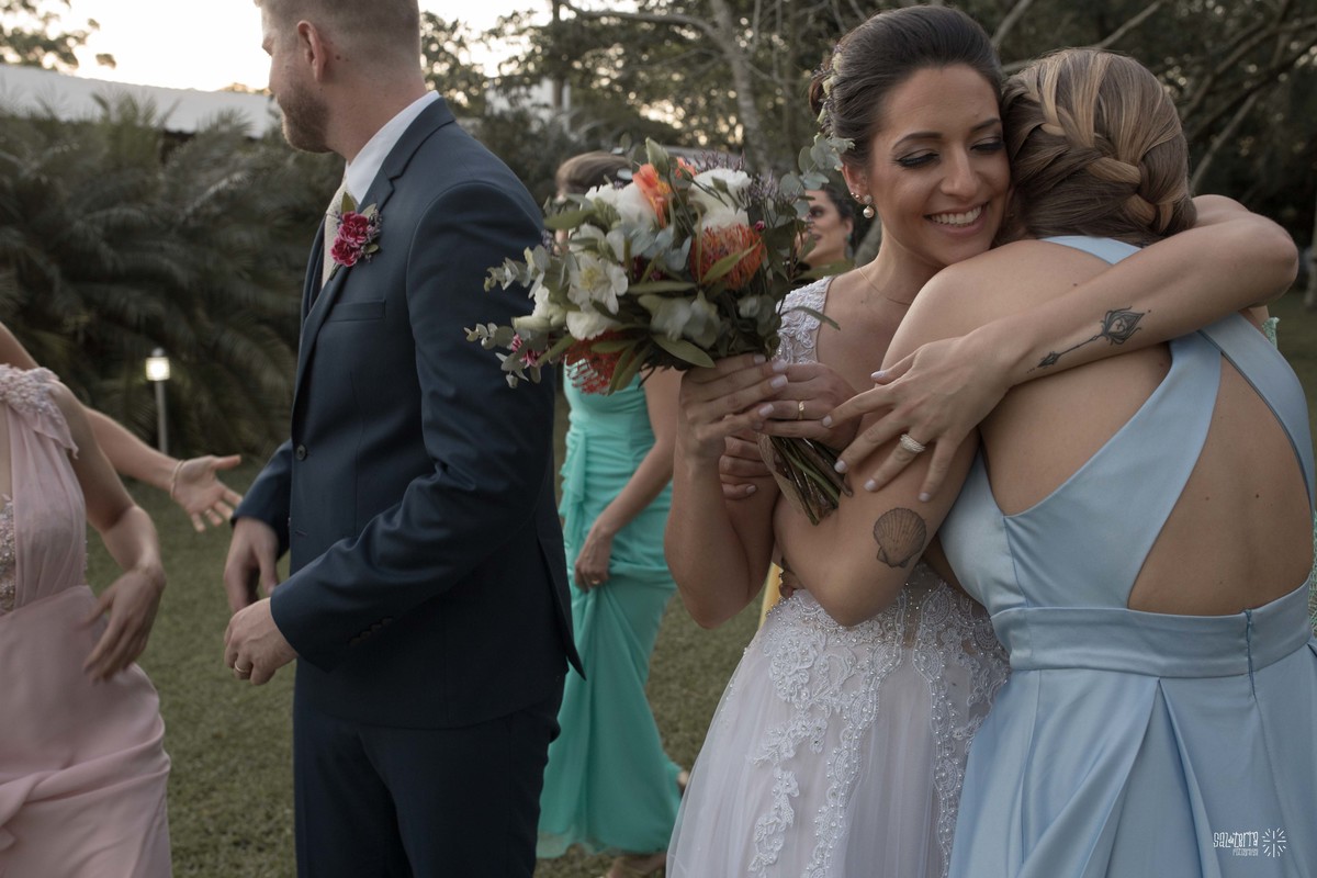 casamento ao ar livre sitio da figueira com luzinhas de dia fotografo de casamento porto alegre RS organizacao welove decoracao tais puntel vestido da noiva atelie sandra ferraz sal da terra fotografia bouquet amora flores