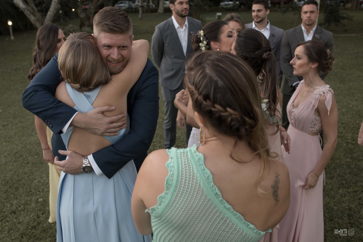 casamento ao ar livre sitio da figueira com luzinhas de dia fotografo de casamento porto alegre RS organizacao welove decoracao tais puntel vestido da noiva atelie sandra ferraz sal da terra fotografia