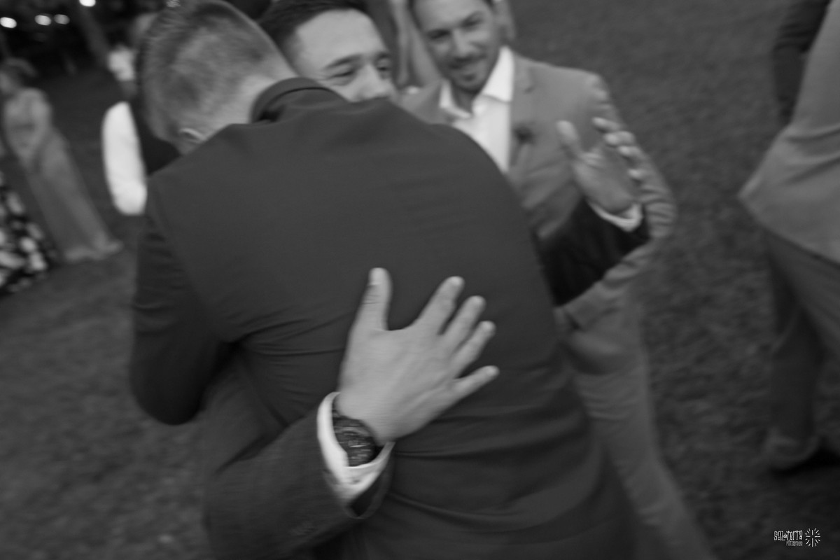 casamento ao ar livre sitio da figueira com luzinhas de dia fotografo de casamento porto alegre RS organizacao welove decoracao tais puntel vestido da noiva atelie sandra ferraz sal da terra fotografia