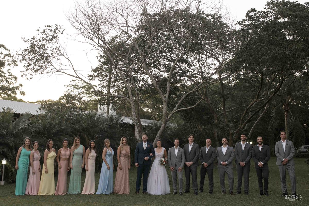 casamento ao ar livre sitio da figueira com luzinhas de dia fotografo de casamento porto alegre RS organizacao welove decoracao tais puntel vestido da noiva atelie sandra ferraz sal da terra fotografia padrinhos cinza madrinhas aquarela