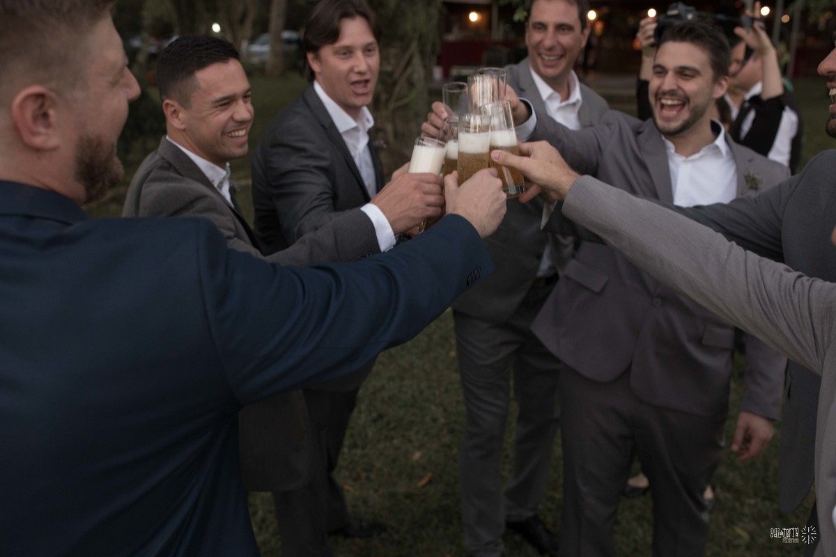 casamento ao ar livre sitio da figueira com luzinhas de dia fotografo de casamento porto alegre RS organizacao welove decoracao tais puntel vestido da noiva atelie sandra ferraz sal da terra fotografia