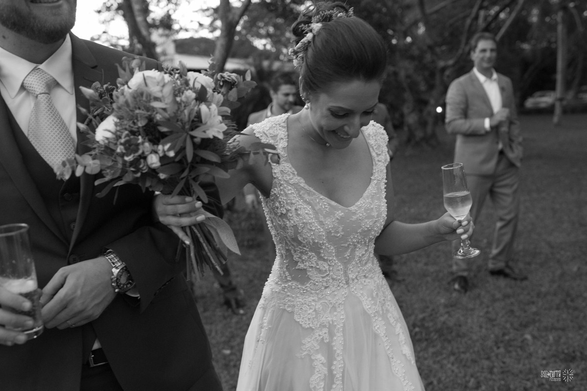 casamento ao ar livre sitio da figueira com luzinhas de dia fotografo de casamento porto alegre RS organizacao welove decoracao tais puntel vestido da noiva atelie sandra ferraz sal da terra fotografia