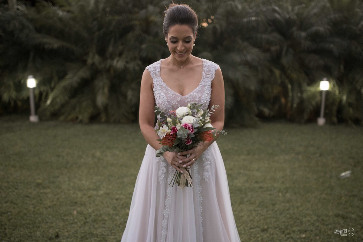 casamento ao ar livre sitio da figueira com luzinhas de dia fotografo de casamento porto alegre RS organizacao welove decoracao tais puntel vestido da noiva atelie sandra ferraz sal da terra fotografia amora flores 