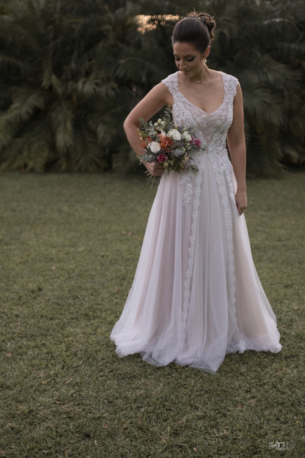 casamento ao ar livre sitio da figueira com luzinhas de dia fotografo de casamento porto alegre RS organizacao welove decoracao tais puntel vestido da noiva atelie sandra ferraz sal da terra fotografia amora flores 