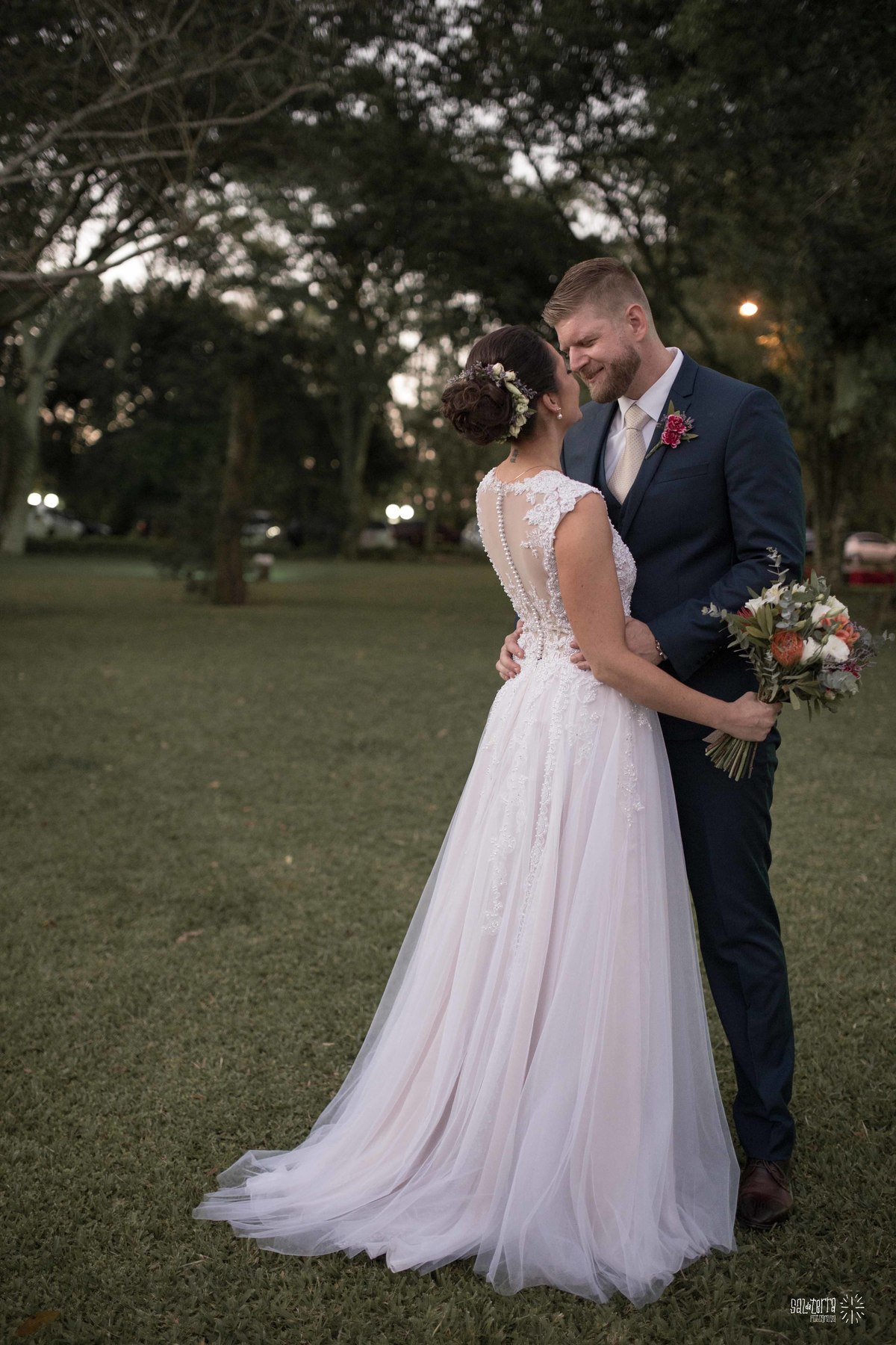 casamento ao ar livre sitio da figueira com luzinhas de dia fotografo de casamento porto alegre RS organizacao welove decoracao tais puntel vestido da noiva atelie sandra ferraz sal da terra fotografia amora flores 