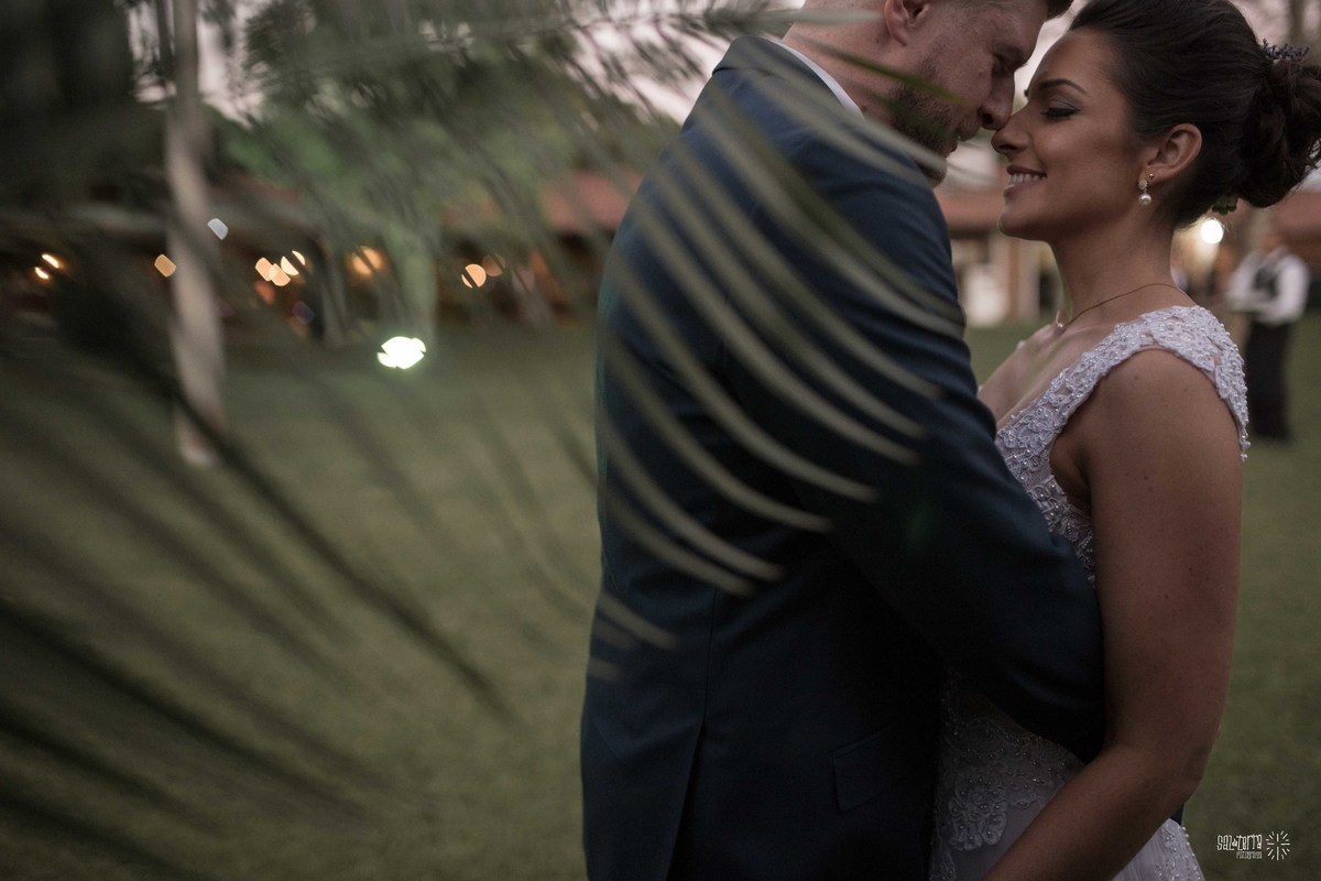 casamento ao ar livre sitio da figueira com luzinhas de dia fotografo de casamento porto alegre RS organizacao welove decoracao tais puntel vestido da noiva atelie sandra ferraz sal da terra fotografia amora flores 