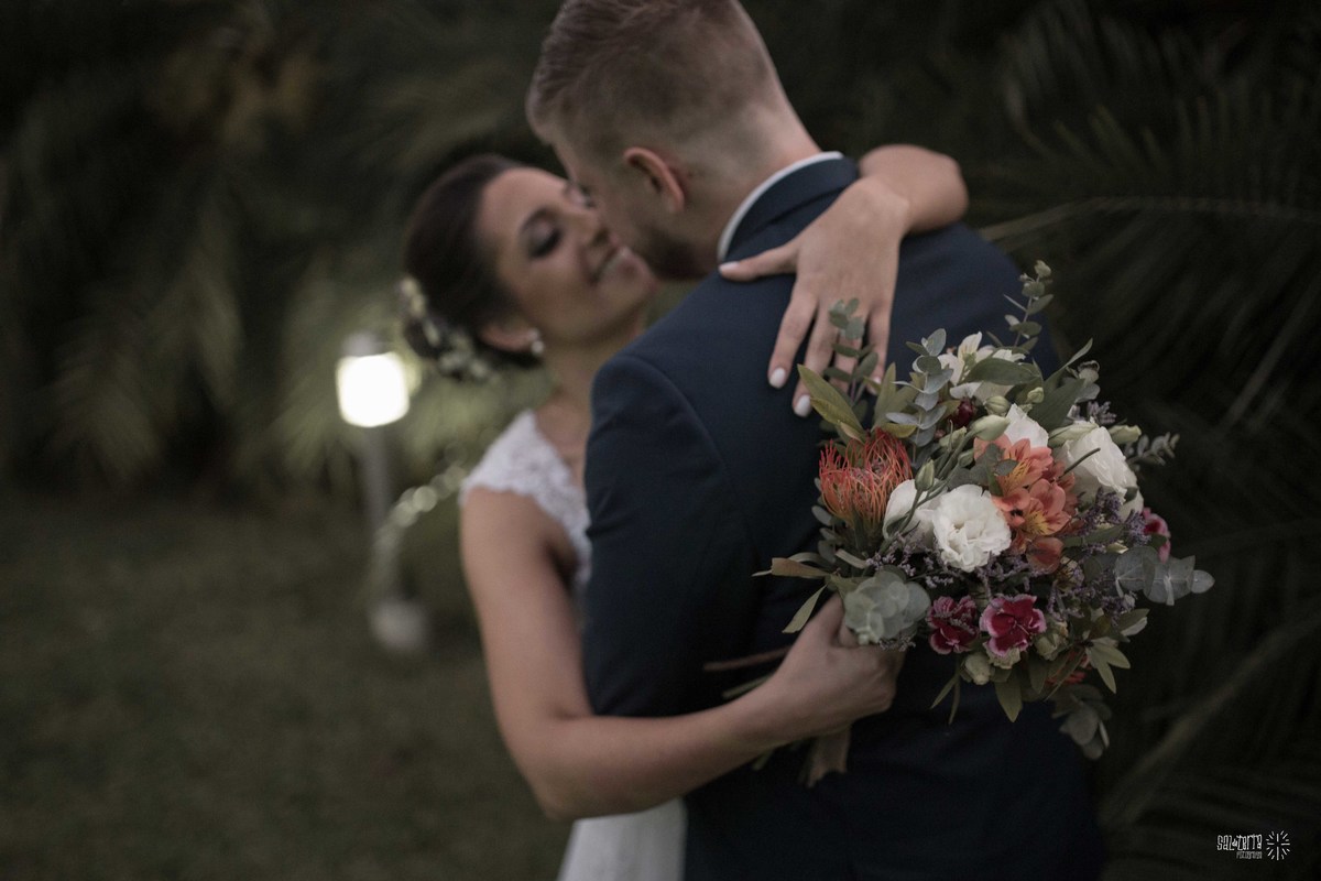 casamento ao ar livre sitio da figueira com luzinhas de dia fotografo de casamento porto alegre RS organizacao welove decoracao tais puntel vestido da noiva atelie sandra ferraz sal da terra fotografia amora flores 