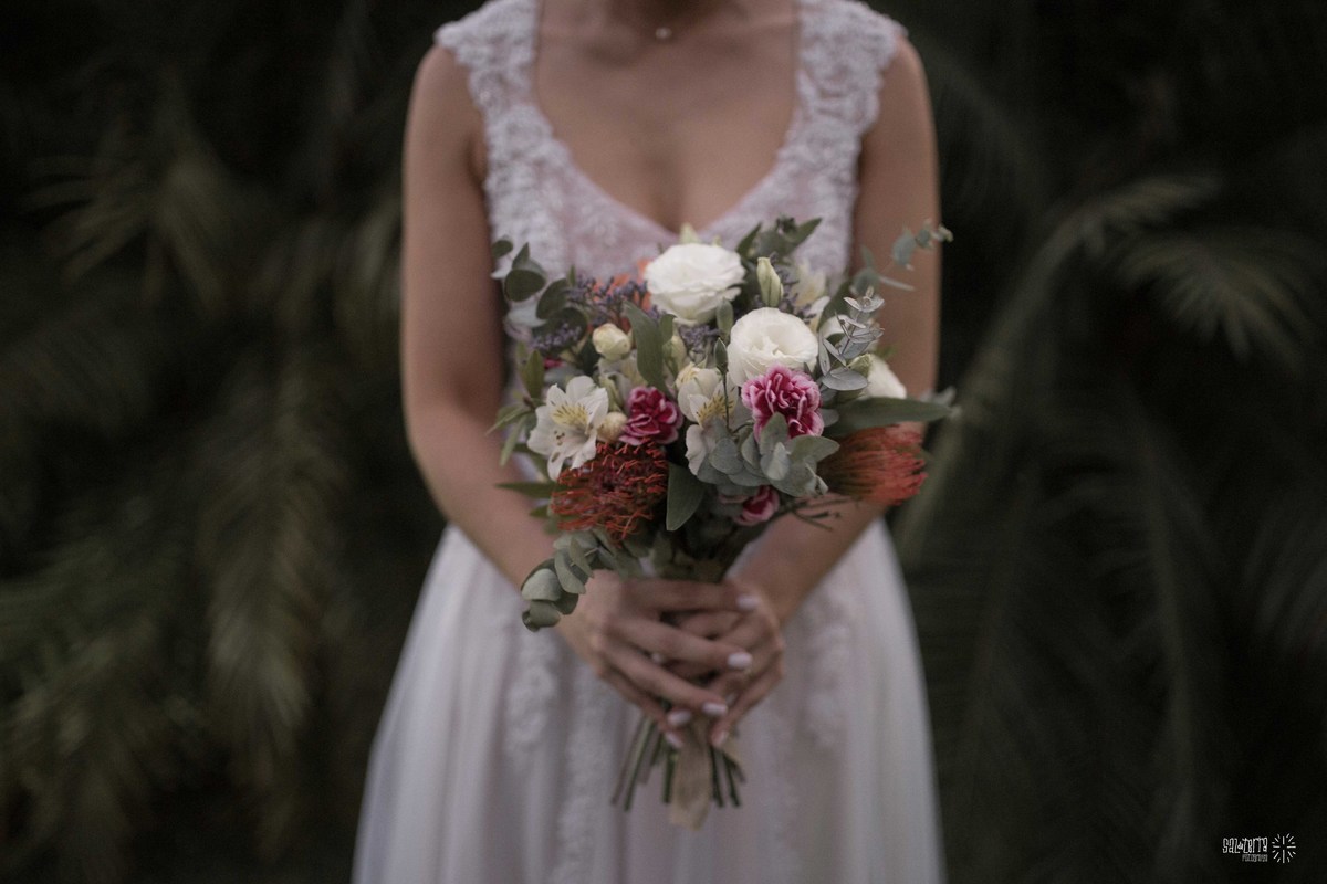 casamento ao ar livre sitio da figueira com luzinhas de dia fotografo de casamento porto alegre RS organizacao welove decoracao tais puntel vestido da noiva atelie sandra ferraz sal da terra fotografia amora flores 