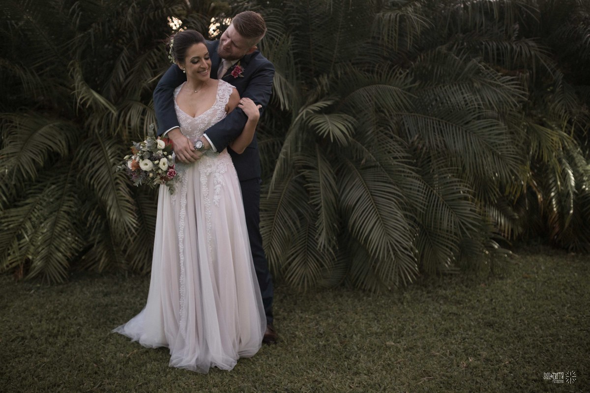 casamento ao ar livre sitio da figueira com luzinhas de dia fotografo de casamento porto alegre RS organizacao welove decoracao tais puntel vestido da noiva atelie sandra ferraz sal da terra fotografia amora flores 